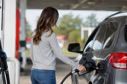 Mujer repostando en una gasolinera