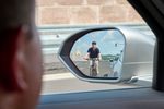 BMW hará que la puerta espere antes de abrirse si detecta un ciclista y amplía sus sistemas de seguridad de serie 3 ciclista espejo retrovisor