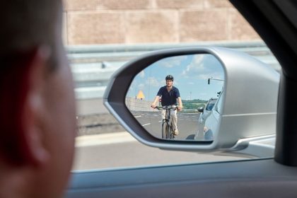 BMW hará que la puerta espere antes de abrirse si detecta un ciclista y amplía sus sistemas de seguridad de serie 3 ciclista espejo retrovisor