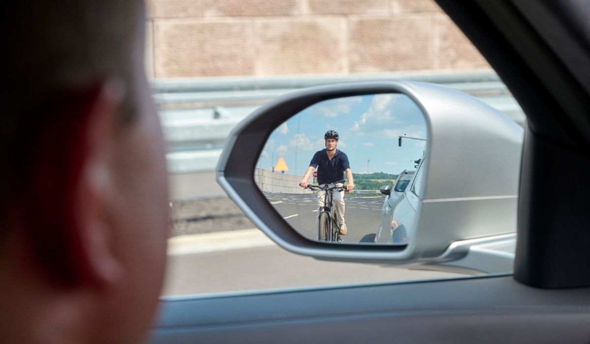 BMW hará que la puerta espere antes de abrirse si detecta un ciclista y amplía sus sistemas de seguridad de serie 1 ciclista espejo retrovisor